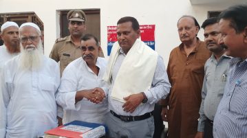 समाजसेवी अरुण कुमार वर्मा ने एसडीएम को शॉल ओढ़ाकर किया सम्मानित