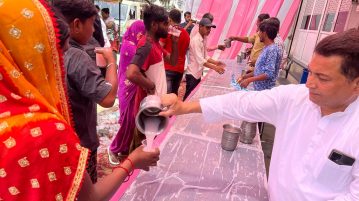 नजीबाबाद में समाजसेवी नौशाद अख्तर ने शिविर लगाकर लोगो को मीठा शरबत पिलाया