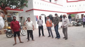 स्योहारा क्षेत्र के रायपुर रेलवे गेट न खोलने पर विधायक लिखी गाड़ी में से उतरे लोगों ने गेटमैन के साथ की मारपीट