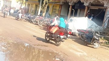 गोहावर स्थित भारतीय स्टेट बैंक के सामने सड़क पर भरे पानी से जनता परेशान