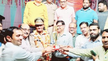 किरतपुर आशीर्वाद बैंकट हॉल मैं किरतपुर थाना अध्यक्ष मनोज कुमार को किया गया सम्मानित