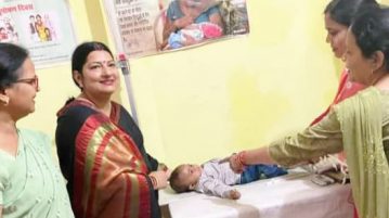 हेमलता ब्लाक प्रमुख ने अपनी पुत्री वृद्धि सिंह का रजिस्ट्रेशन आंगनवाड़ी केंद्र पर कराया
