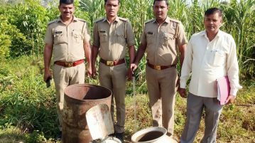 उप आबकारी आयुक्त प्रभारी शैलेंद्र कुमार राय के निर्देशन में जिला आबकारी अधिकारी रविशंकर के आदेश से जंगल से पकड़ी गई कच्ची शराब