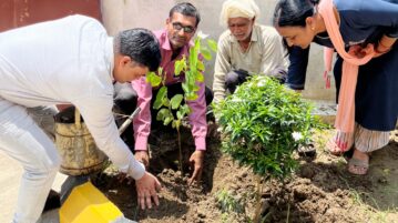 शकुंतला महाविद्यालय में विभिन्न प्रकार के पौधे लगाए गए